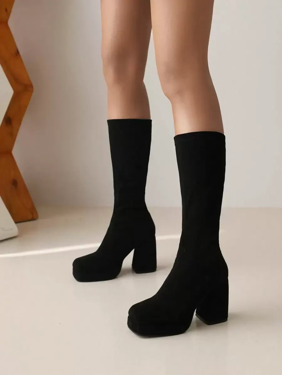 Botas elegantes de mujer de media pantorrilla negras