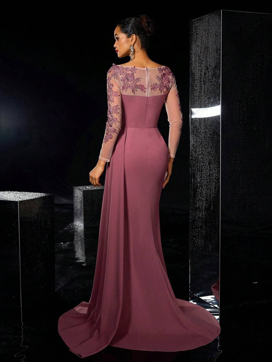 Vestido elegante y lujoso con aplicaciones de encaje bordad