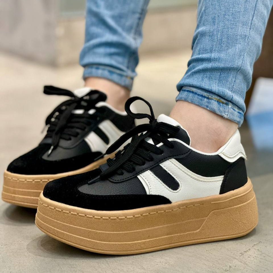 Tenis Negros suela alta 5cm para mujer