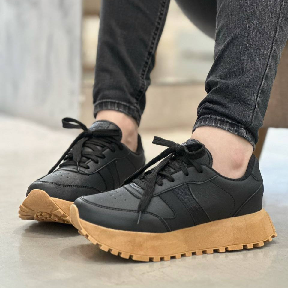 Tenis negros de moda para mujer