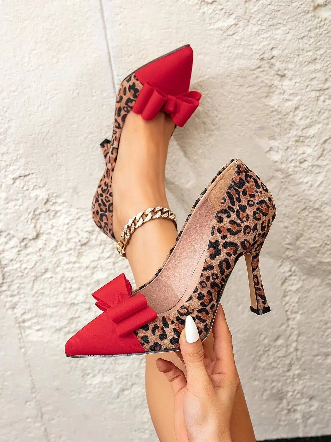 Tacones altos de mujer elegantes con estampado
