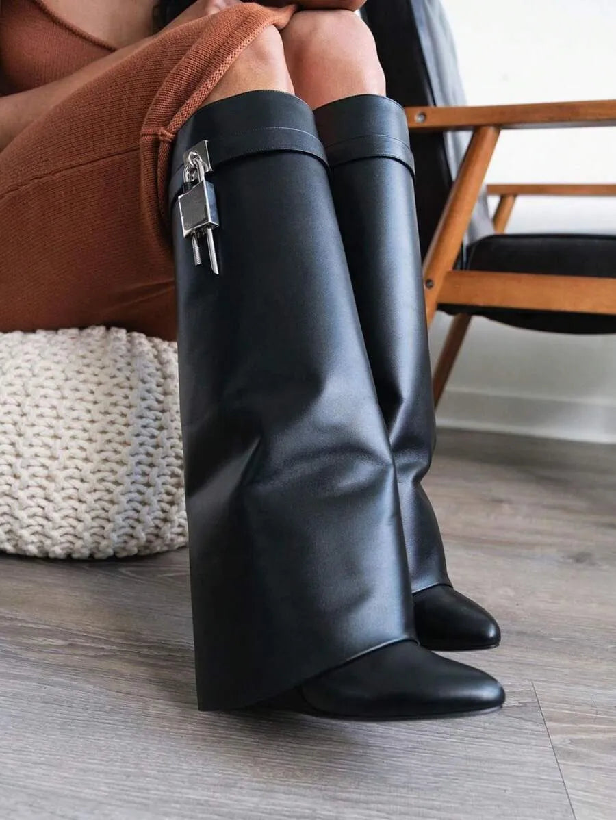 Botas altas de mujer de moda con puntera metálica