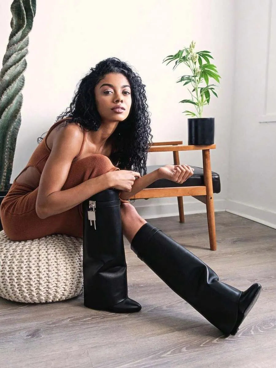 Botas altas de mujer de moda con puntera metálica