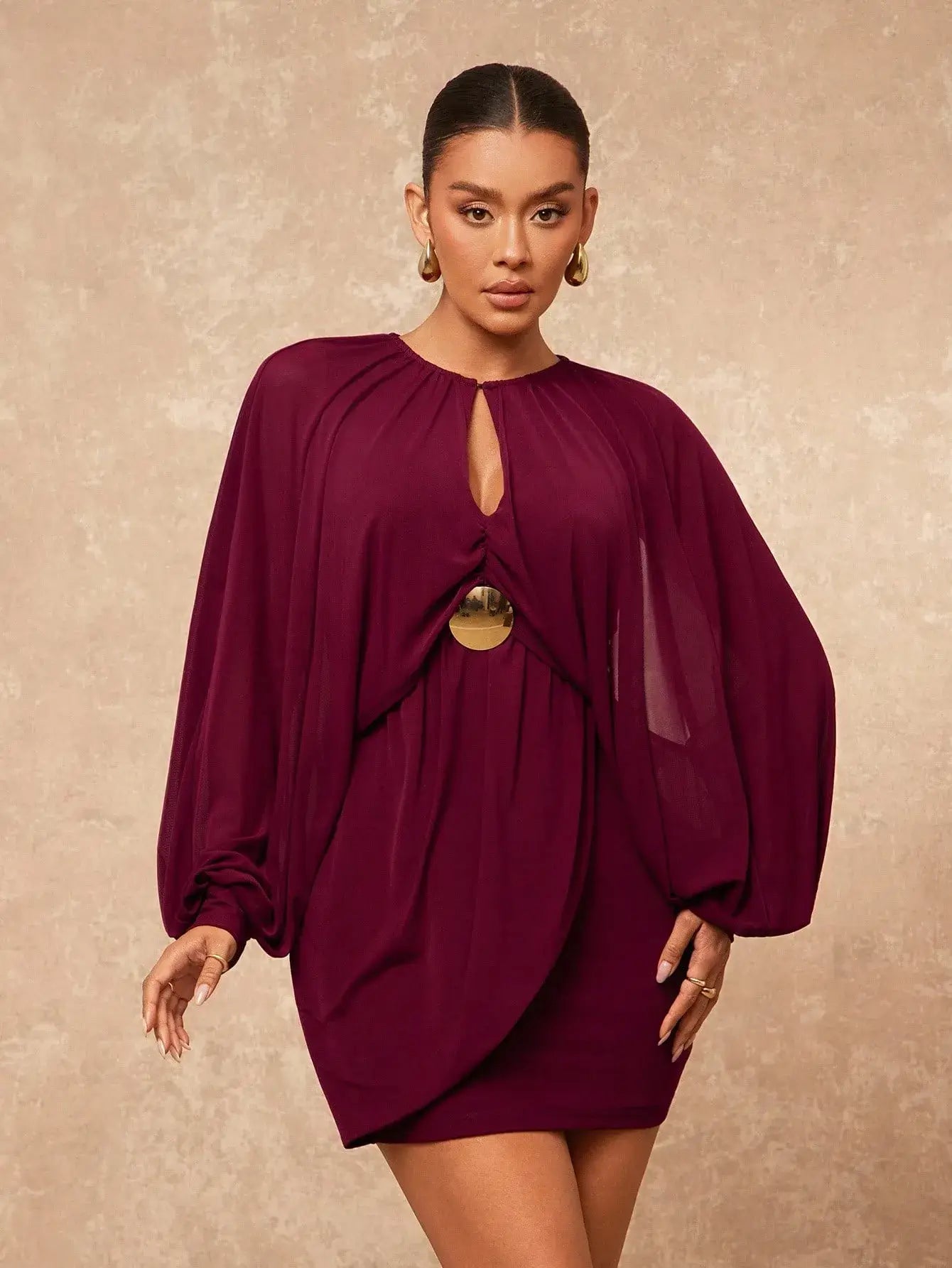 Vestido mini ajustado con cuello redondo, manga abullonada