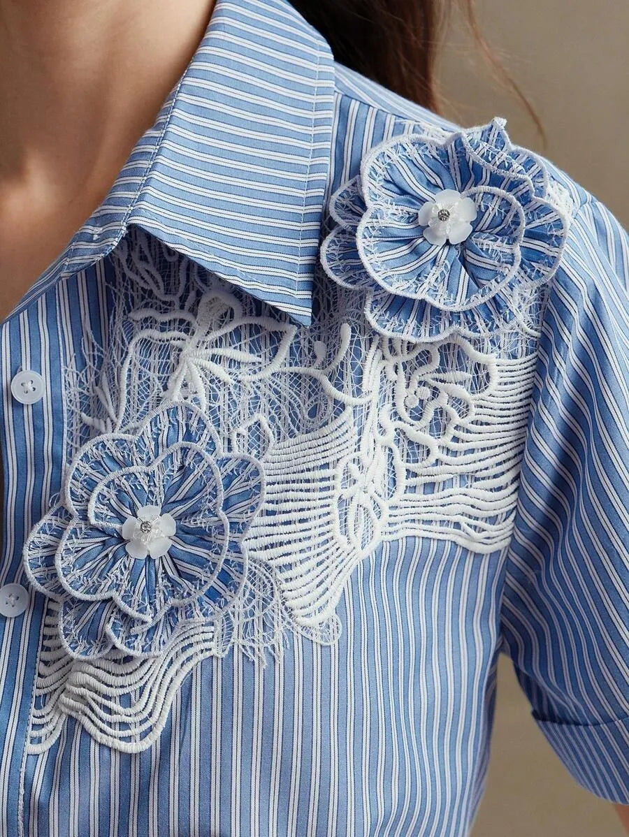 Blusa elegante y romántica con cuello alto, estampado de rayas, encaje floral 3D