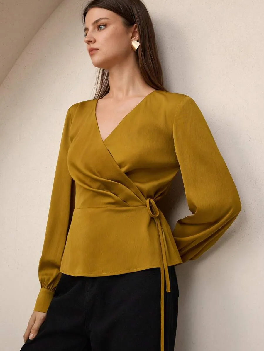 Blusa de satén de manga larga con cuello