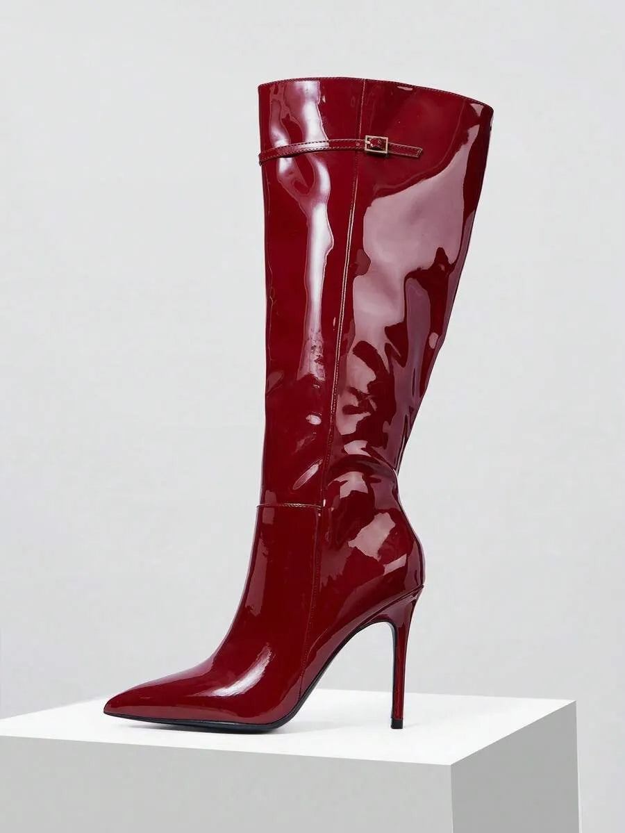 Botas altas elegantes patentado color vino