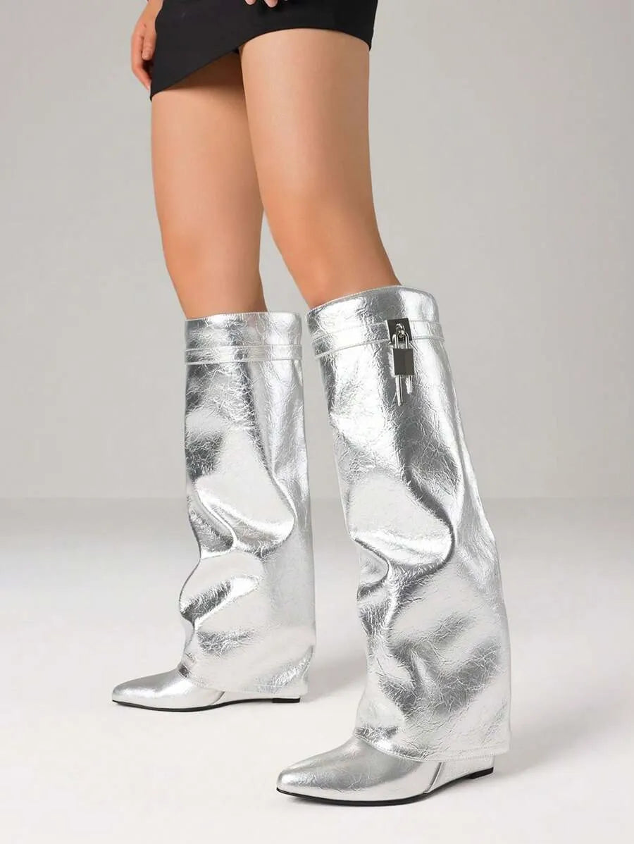 Botas altas de mujer de moda con puntera metálica