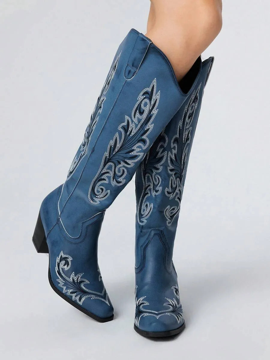 Botas vaqueras con detalles asimétricos
