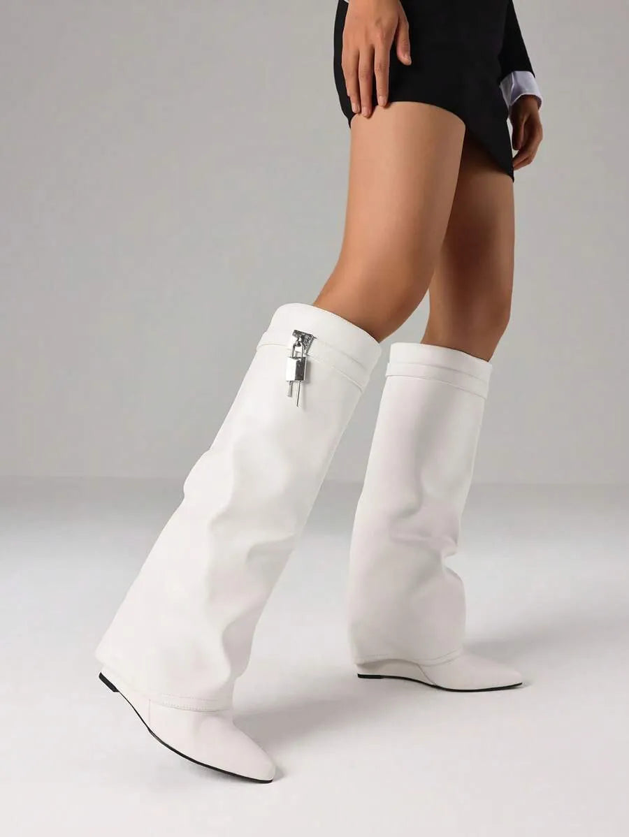 Botas altas de mujer de moda con puntera metálica