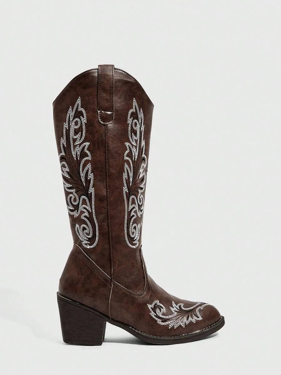 Botas altas con punta puntiaguda y tacón grueso bordadas