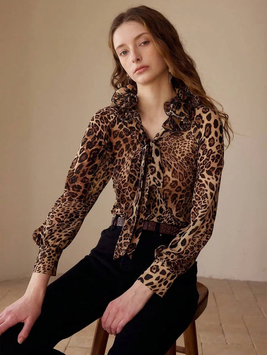 Blusa con cuello de lazo con volantes de estampado de leopardo