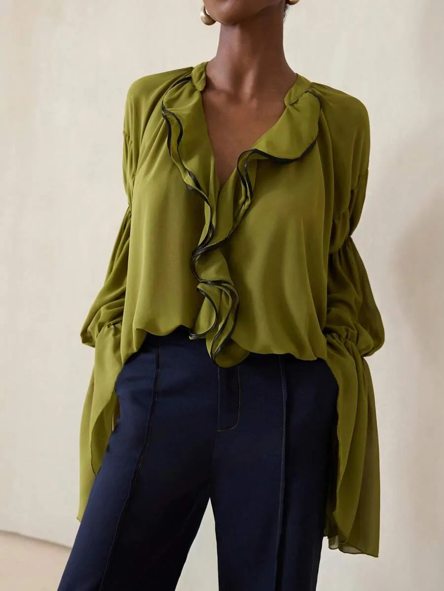 Blusa verde oliva con cuello en V, ribete de volantes
