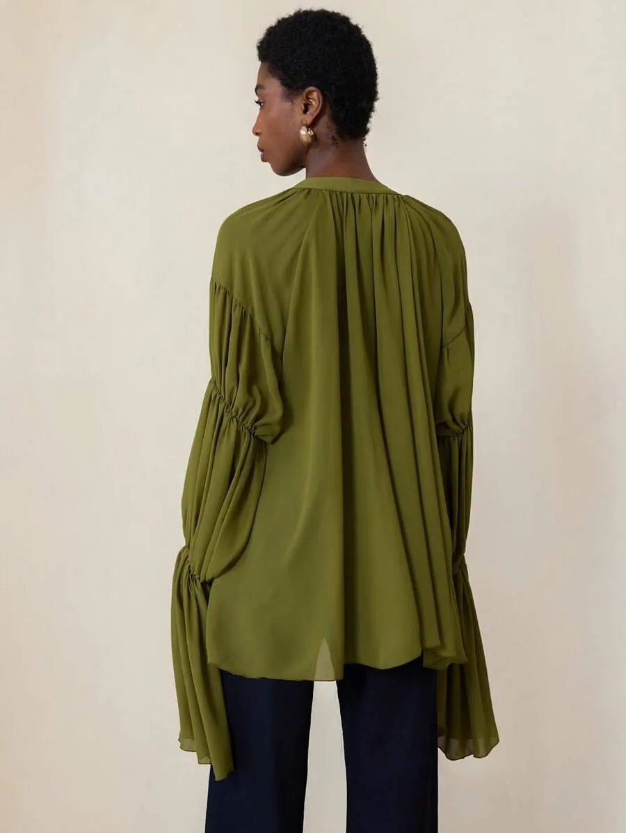 Blusa verde oliva con cuello en V, ribete de volantes