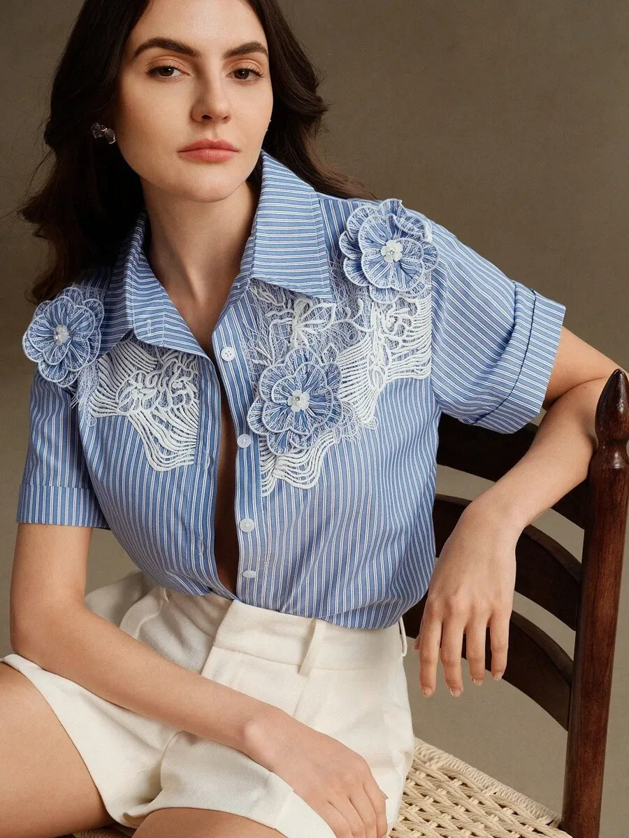 Blusa elegante y romántica con cuello alto, estampado de rayas, encaje floral 3D