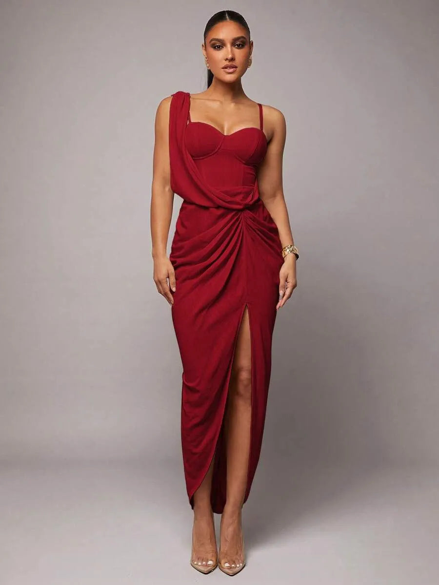 Vestido con cuello asimétrico drapeado