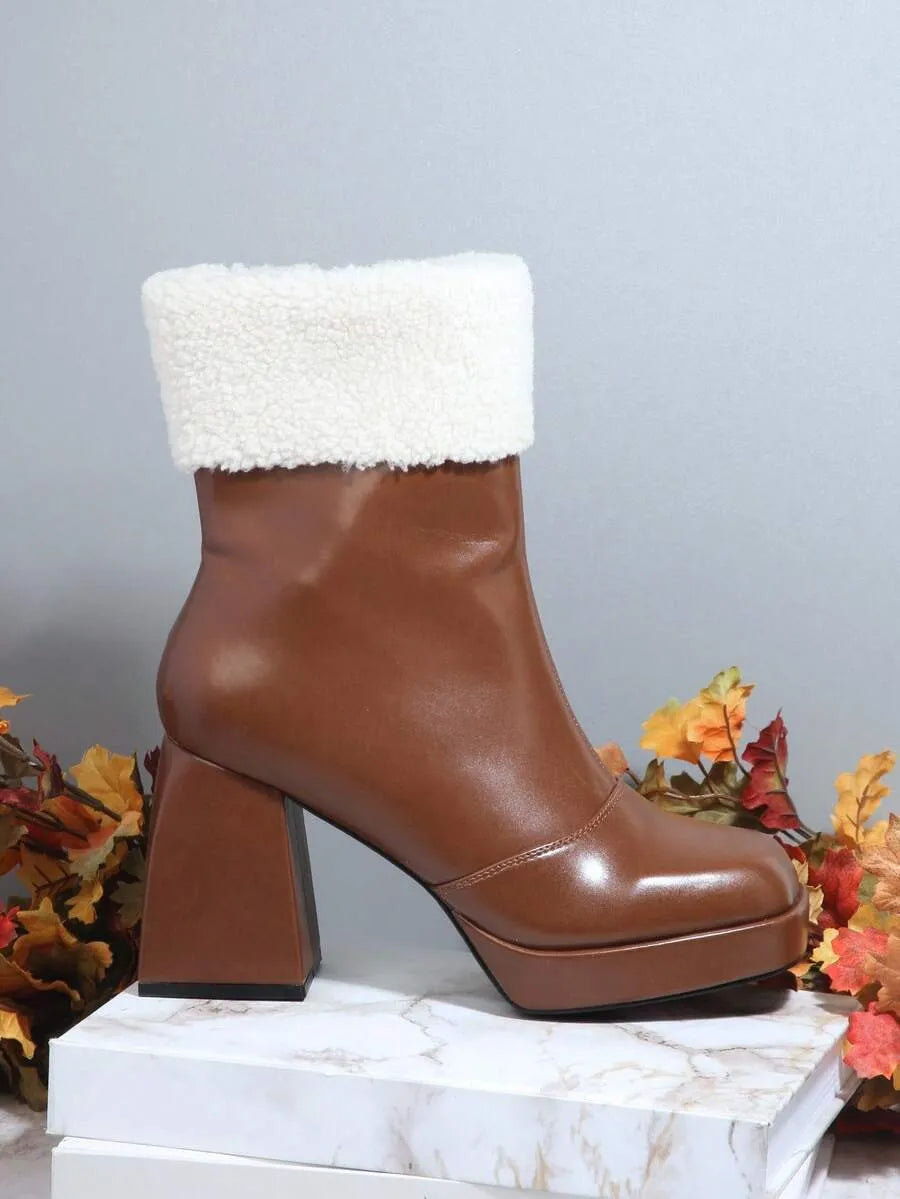 Botas en contraste mullido con cremallera