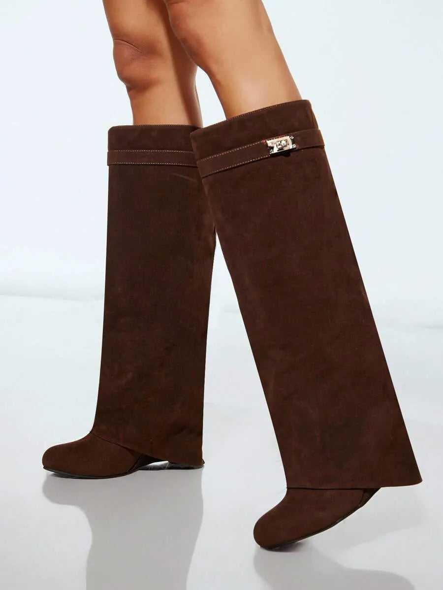 Botas de cuña de tacón alto cómodo con decoración de cierre