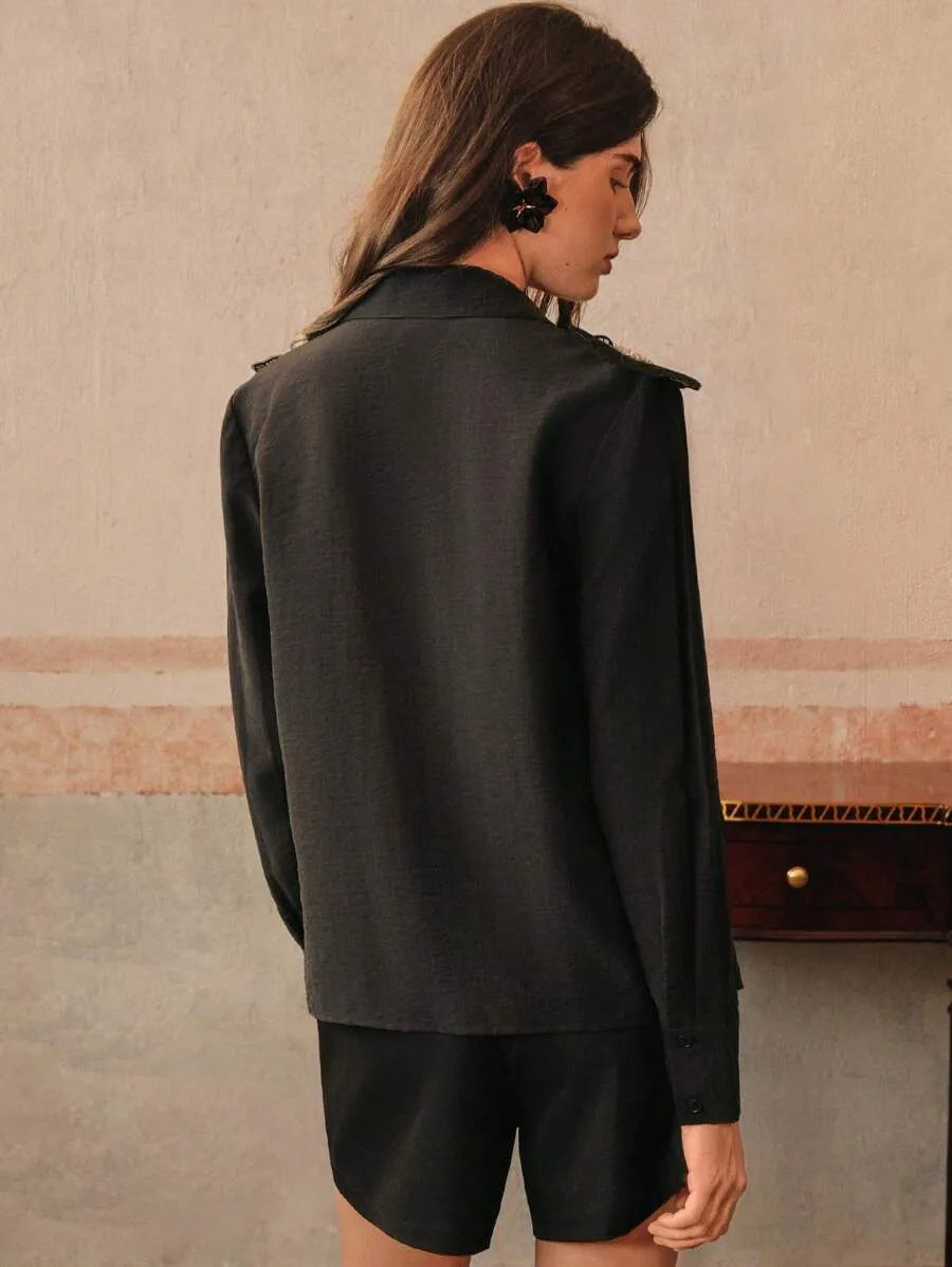 Camisa manga larga con cuello y diseño bordado de perlas 3D