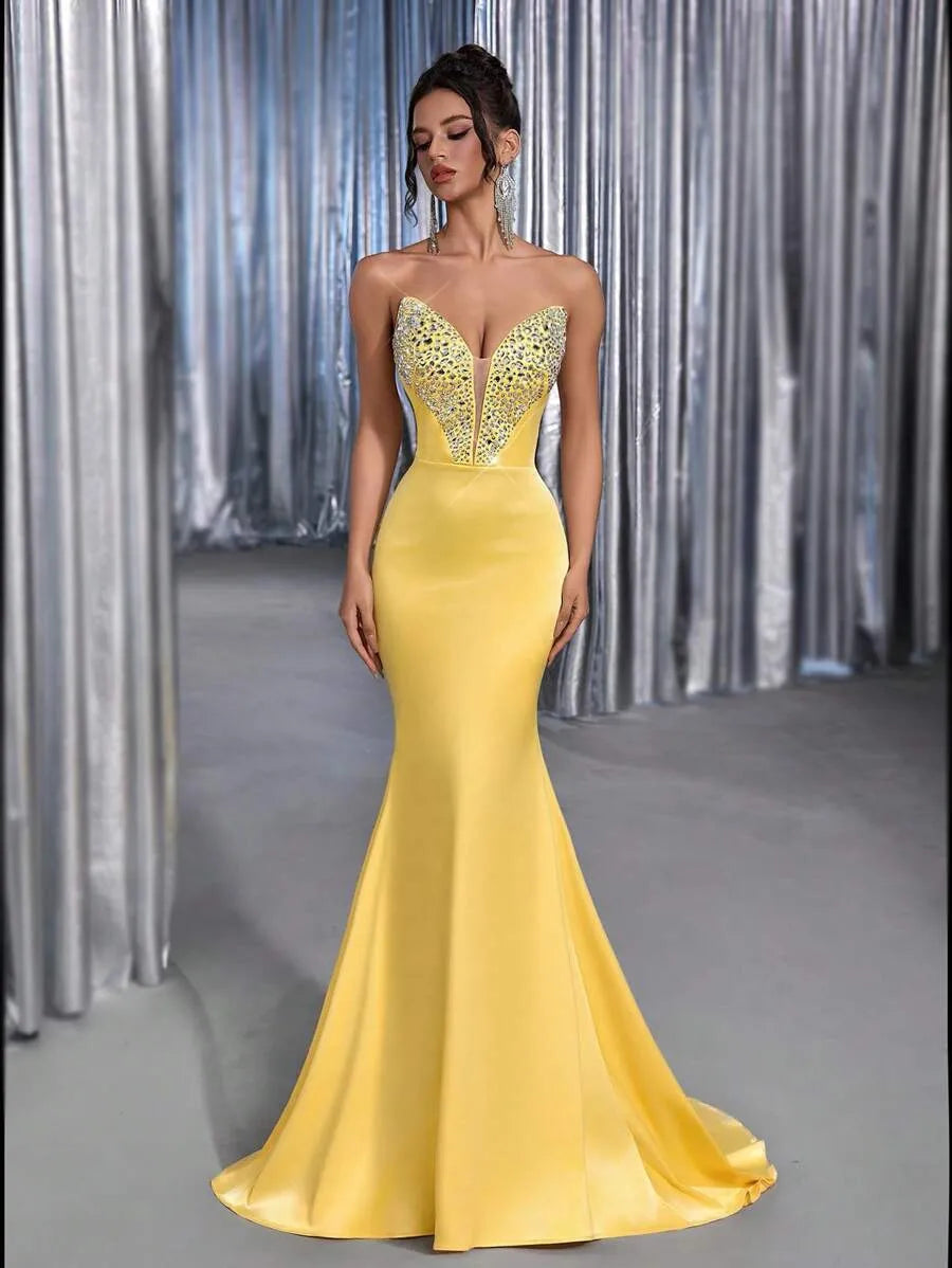 Elegante vestido de cola de estilo ajustado con escote en V