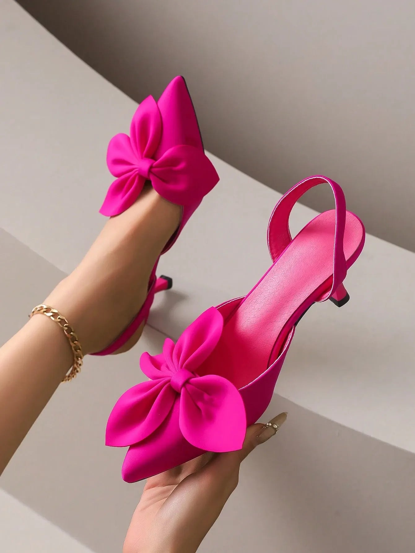 Sandalias de dedo cerrado con decoración de lazo