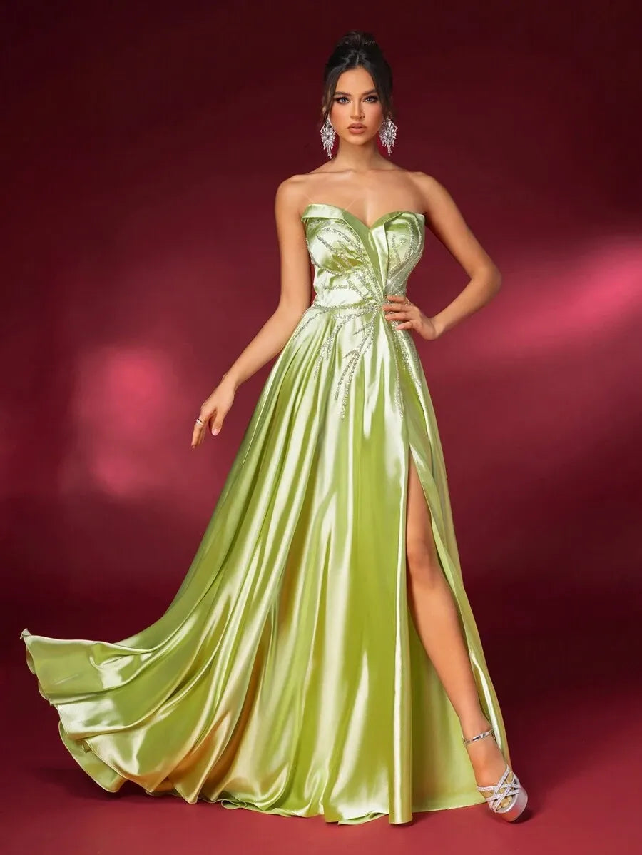Vestido de noche verde césped con elegante cuello