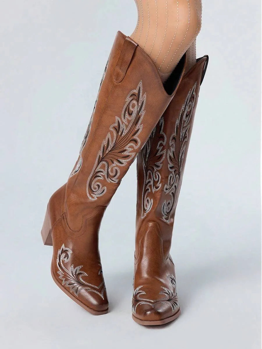 Botas vaqueras de mujer con detalles asimétricos