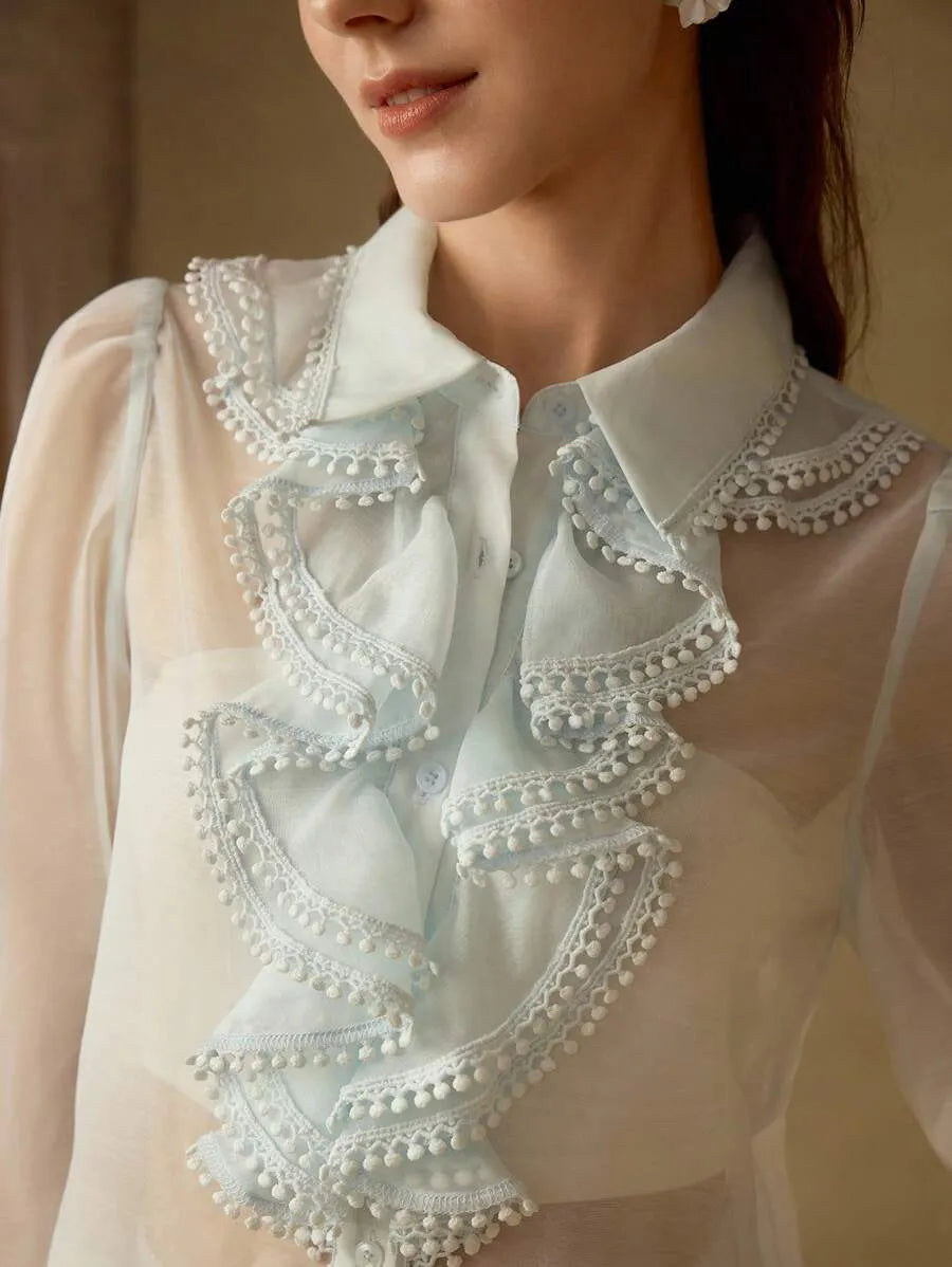 Camisa con volantes de tela transparente