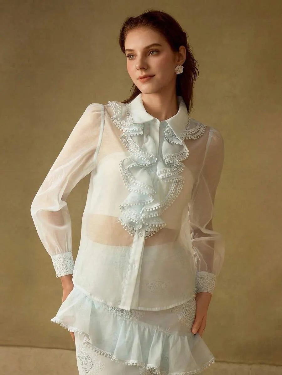 Camisa con volantes de tela transparente