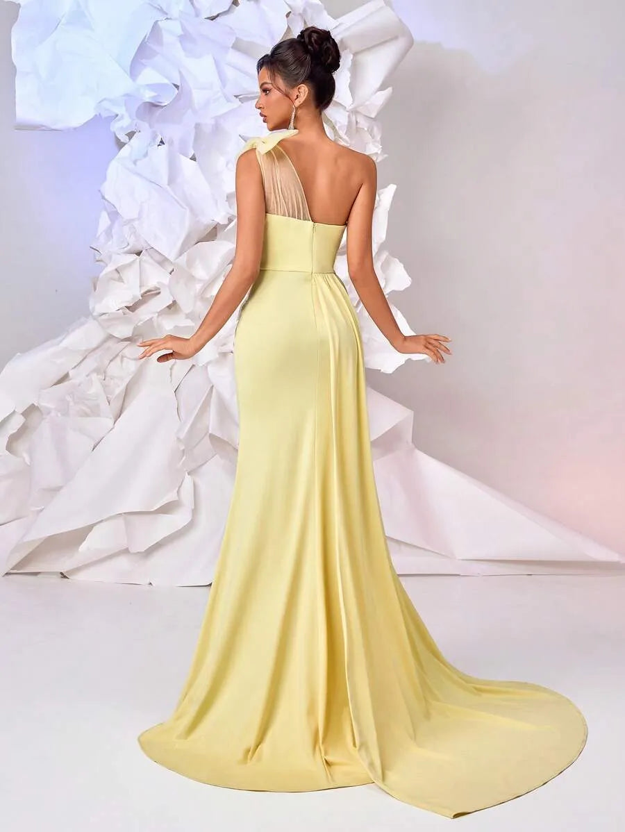 Vestido de noche formal de mujer con hombros asimétricos