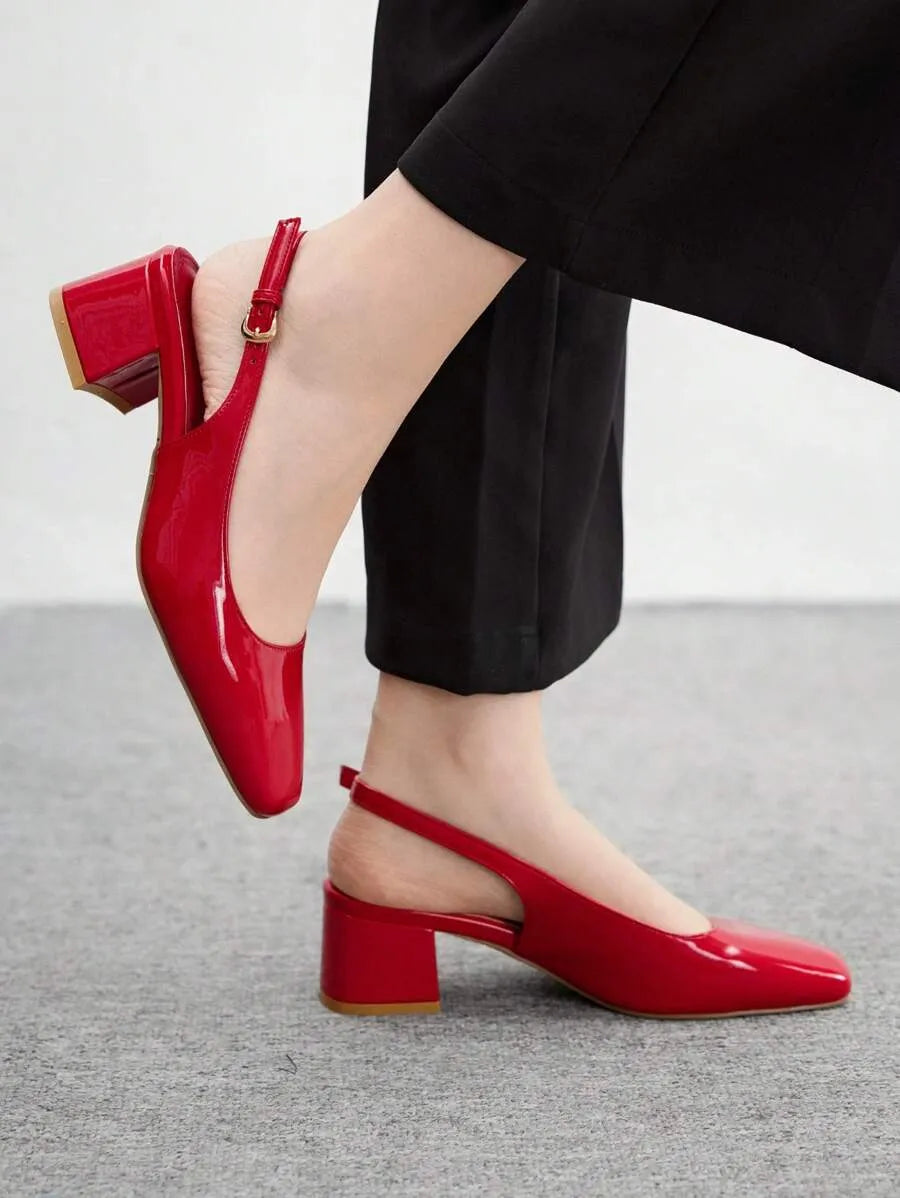 Zapatos planos de mujer con correas rojas y tacón bajo clásico