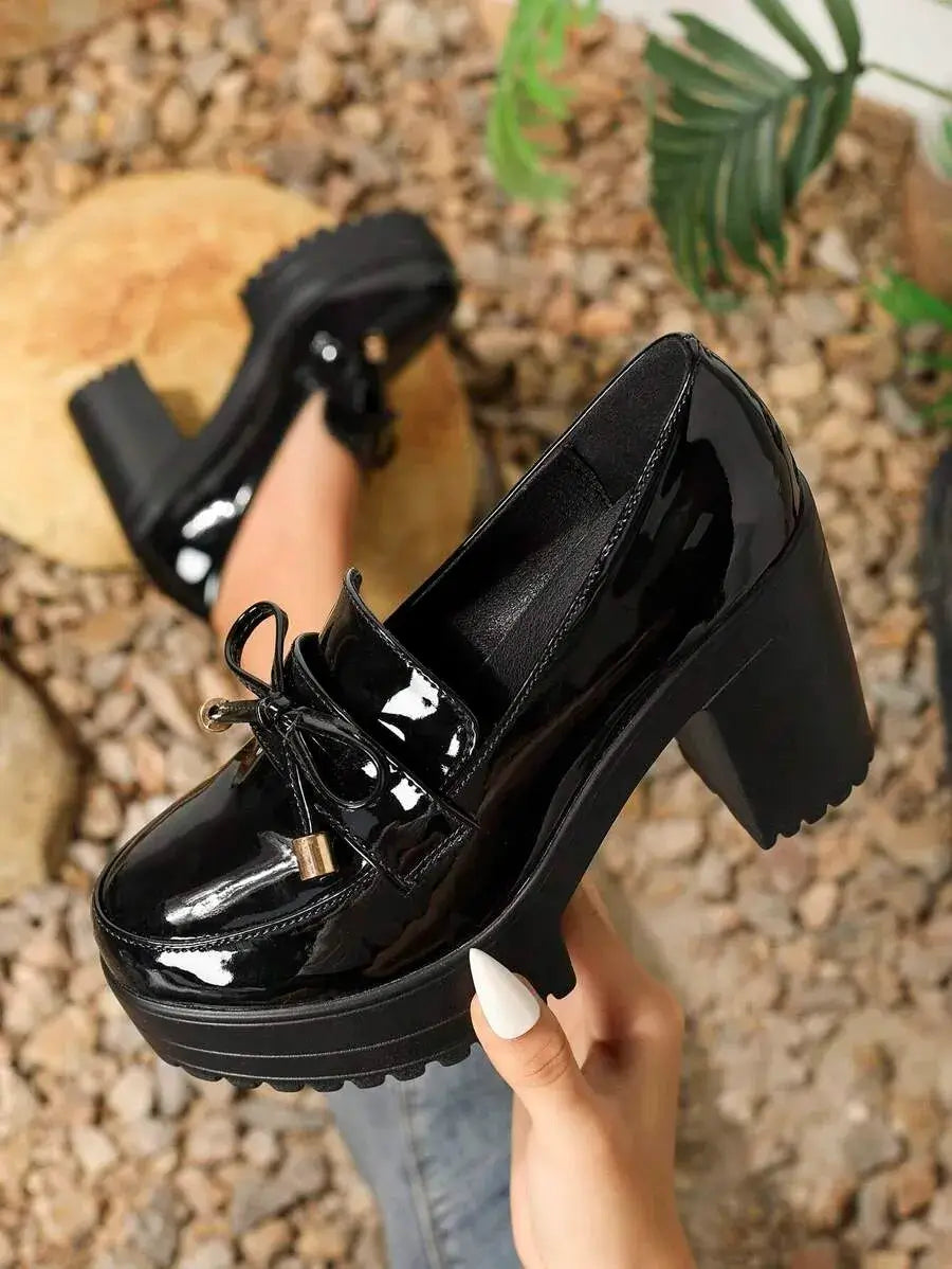 Mocasines con lazo y tacón grueso