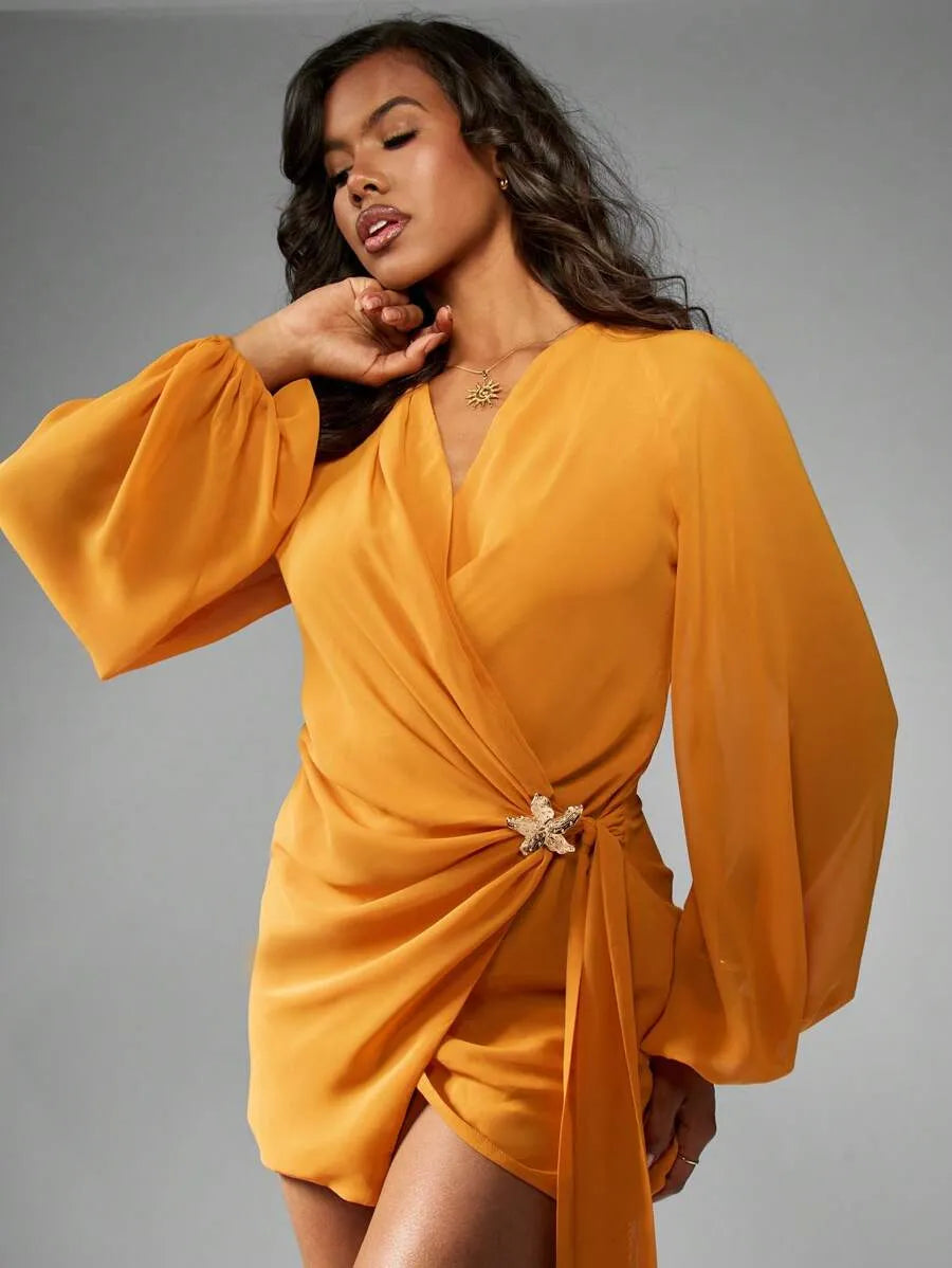 vestido corto con envolvente de gasa