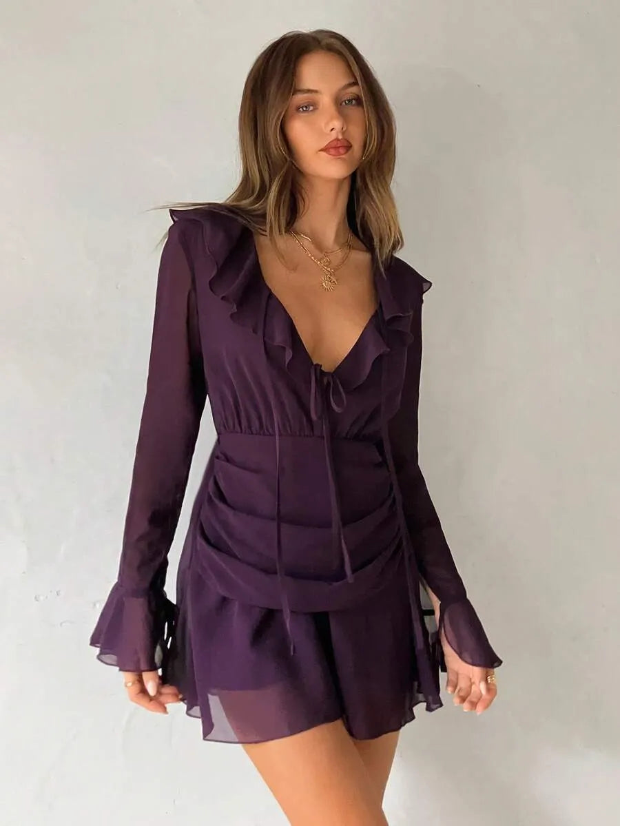 Vestido corto elegante y sexy de mujer con cuello