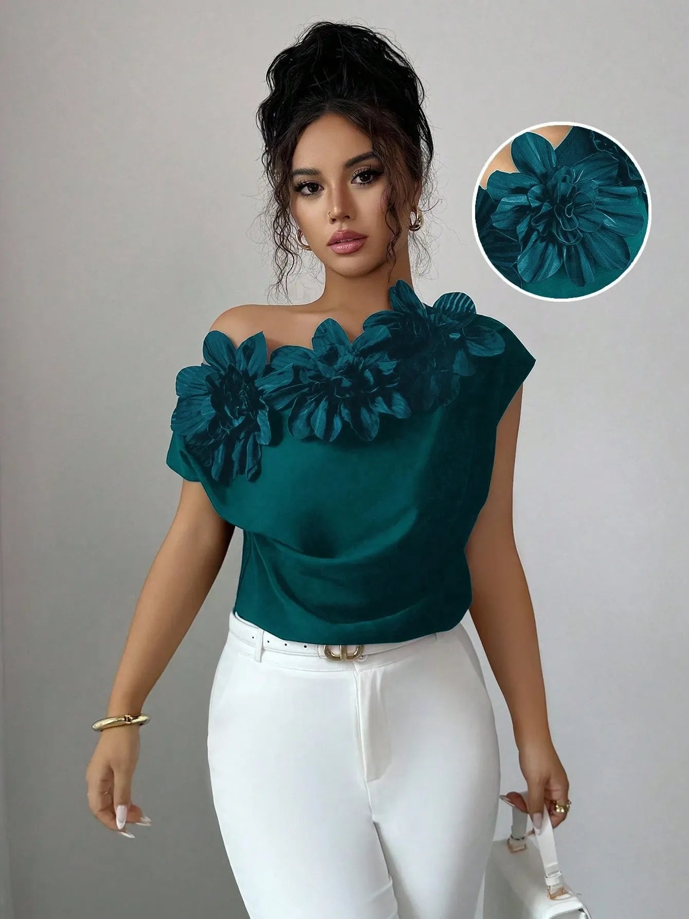 Blusa de fruncidos y decoración floral 3D