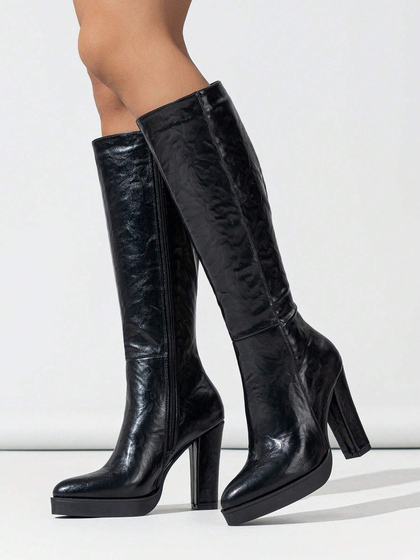 Botas elegantes y minimalistas con plataforma
