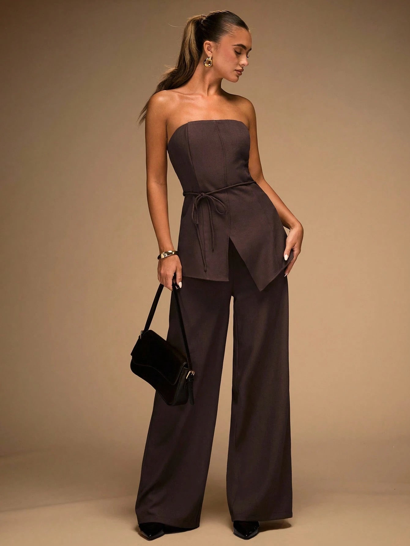 Conjunto con top de tirantes asimétrico y pantalones