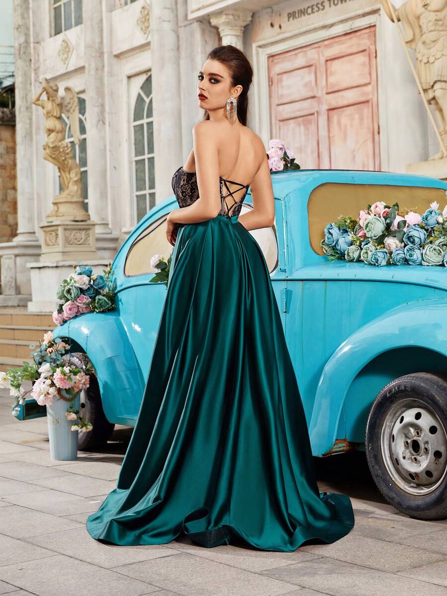 Vestido de noche formal sin tirantes de encaje verde oscuro con abertura alta en el muslo