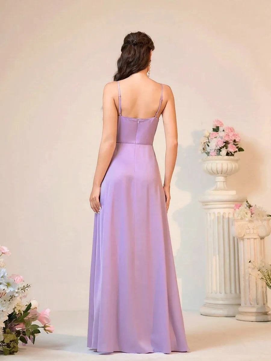 Vestido de satén lila romántico y elegante para dama de honor con dobladillo