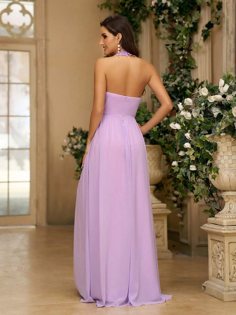 Vestido de mujer en tela de gasa violeta con cuello decorado en encaje