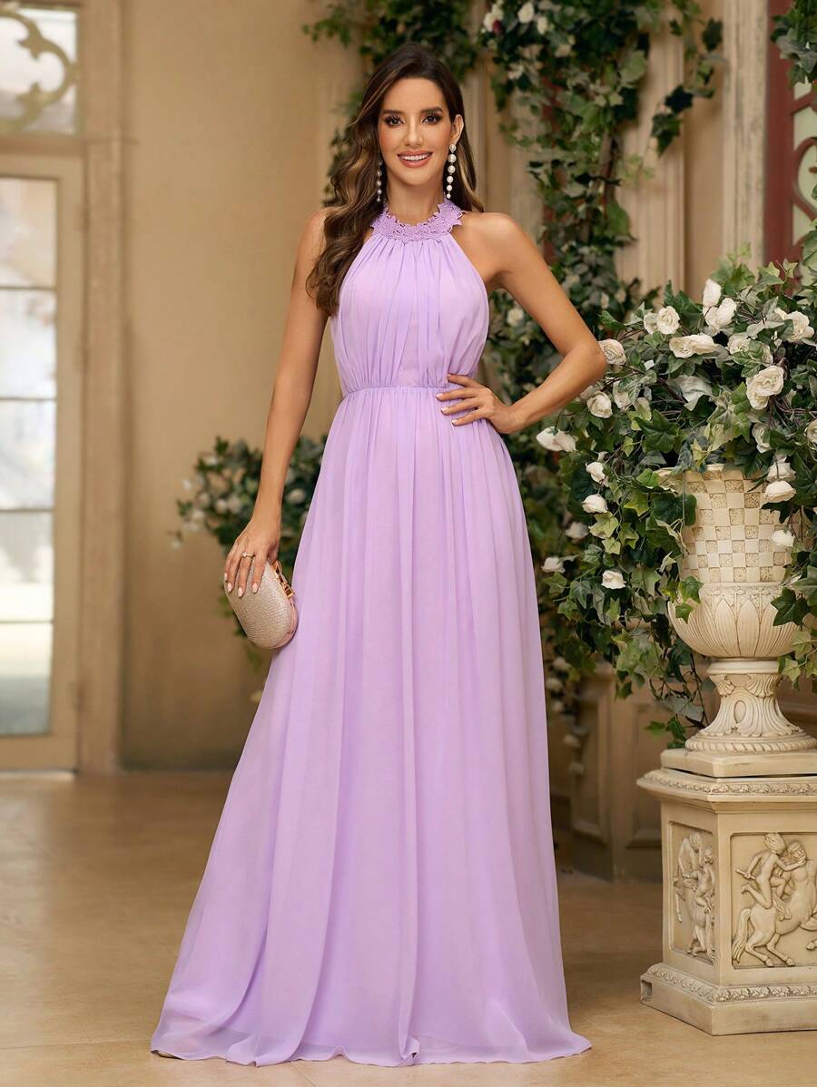 Vestido de mujer en tela de gasa violeta con cuello decorado en encaje