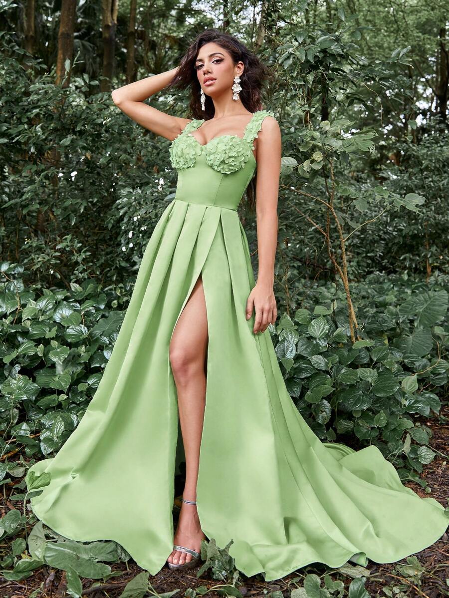 Vestido formal de satén con escote en forma de corazón con detalles de apliques