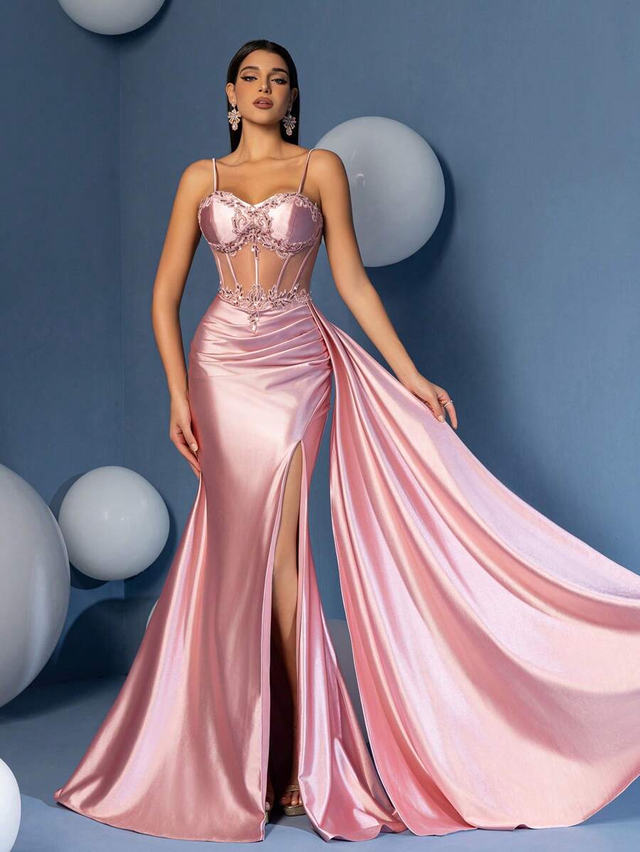 Vestido de graduación con escote de corazón, aplicación, abertura y tirantes