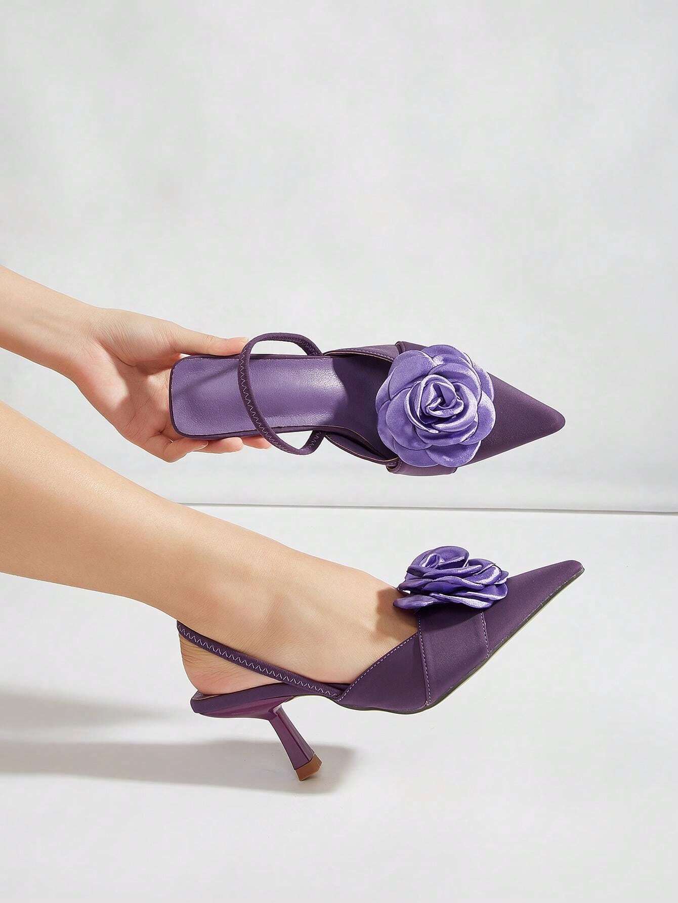 Tacones altos de punta elegantes con decoración floral para mujeres