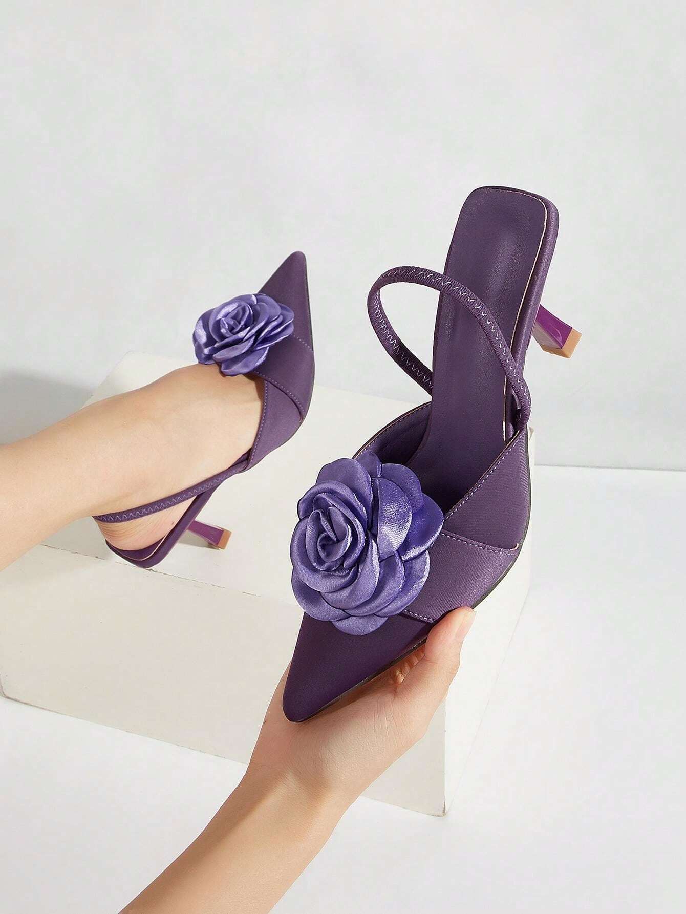 Tacones altos de punta elegantes con decoración floral para mujeres