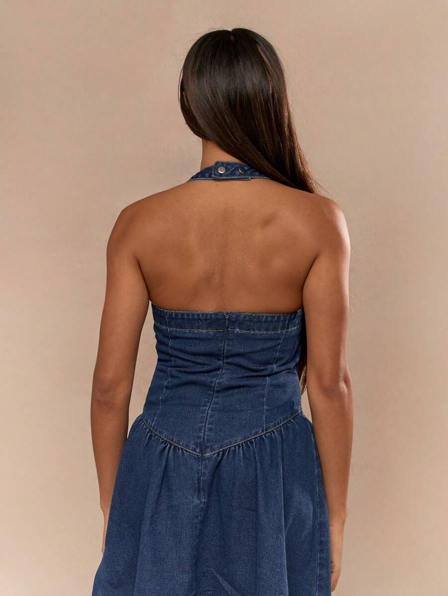 Vestido corto de mezclilla ajustado y de vuelo con cuello de halter