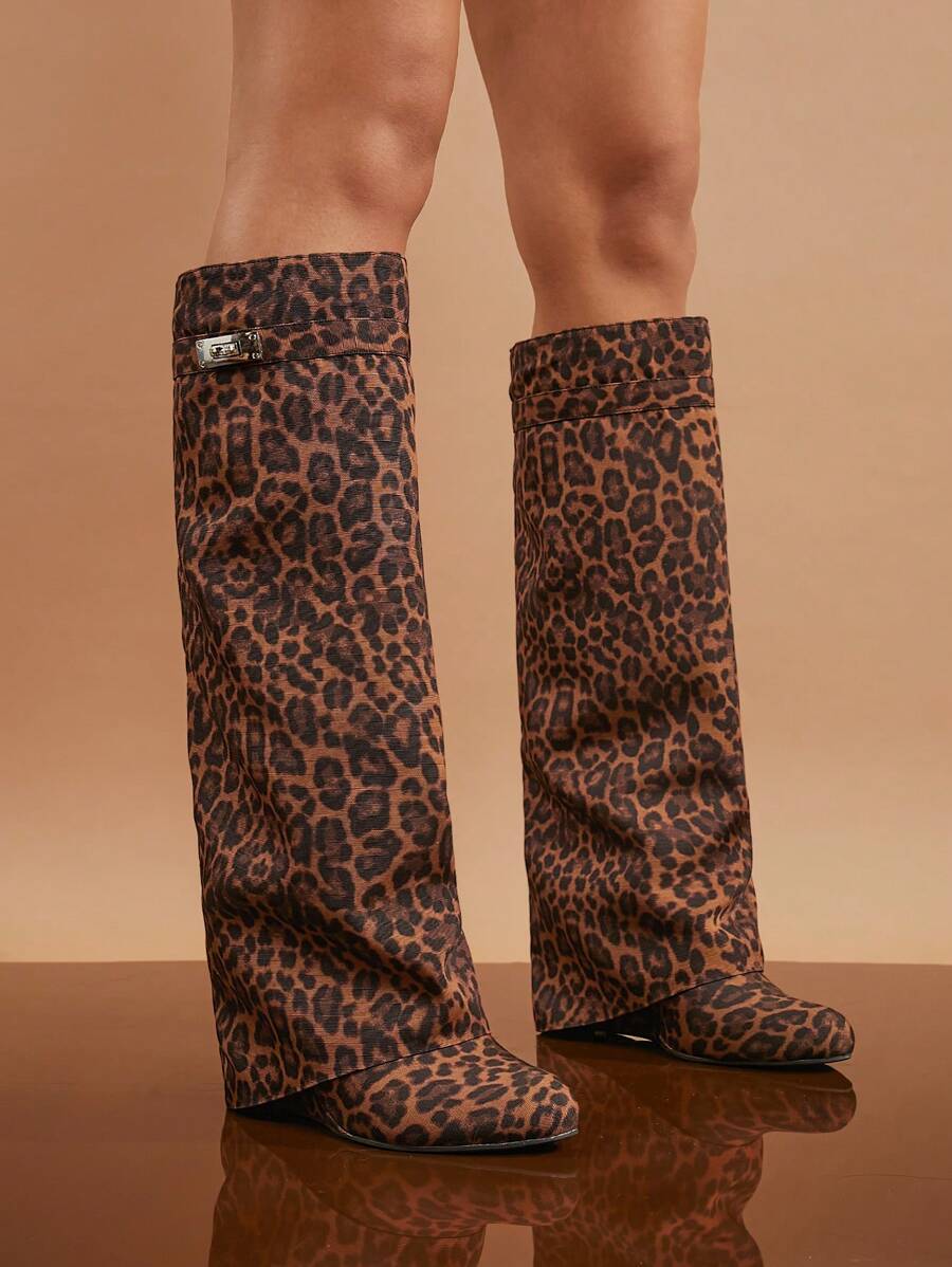 Botas de tacón alto sobre la rodilla con puntas con estampado de leopardo