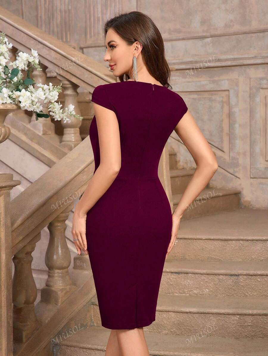 Vestido de cóctel ajustado con escote de corazón