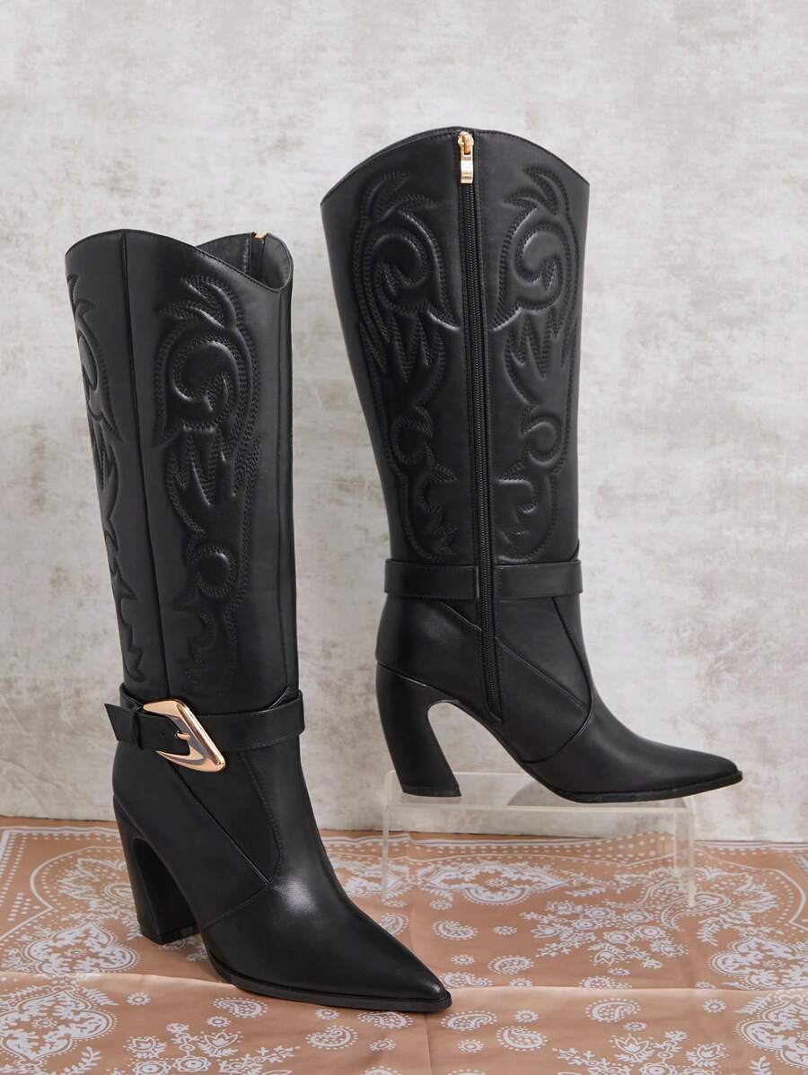 Botas altas de tacón negro con hebilla y decoración de estilo western