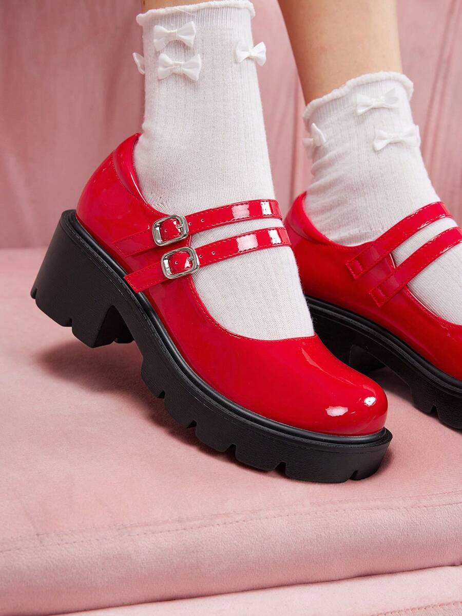 Zapatos de plataforma y cuña rojos, dulces y cómodos